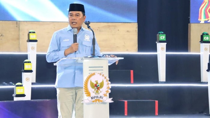 Saya akan menjelaskan proses berpikir saya dalam menulis ulang berita tersebut.