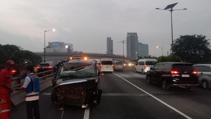 Pandangan Tertutup Asap Knalpot, Alphard Tabrak Belakang Truk Trailer di Layang Kuningan