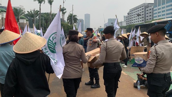 Polisi Bagikan Snack ke Petani Bercaping yang Aksi di DPR