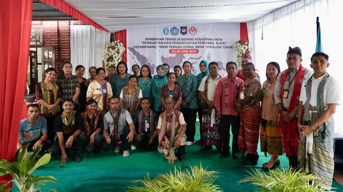 Ketua Harian Dekranas Dorong Pengrajin TTU Gunakan Pewarna Alami Demi Dongkrak Daya Saing Tenun