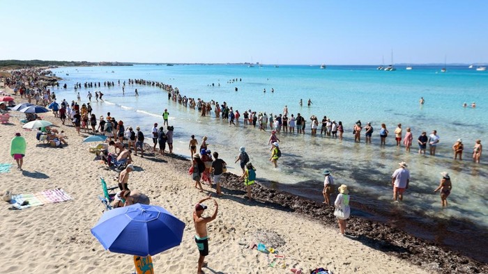 Rantai Manusia di Pantai! Warga Mallorca Protes Pariwisata Berlebihan, Desak Perlindungan Pesisir