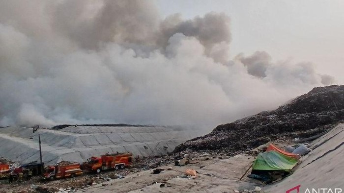 Kebakaran TPA Jatiwaringin Meluas, Pemerintah Tangerang Tetapkan Status Darurat Bencana