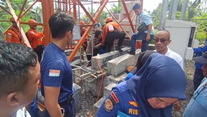 Pria di Lampung Nekat Panjat Tower 52 Meter, Turun Usai Dibujuk Sang Istri Lewat HT