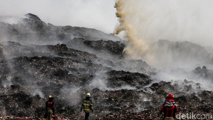 Kebakaran TPA Jatiwaringin Jadi Alarm Pentingnya Hentikan Open Dumping