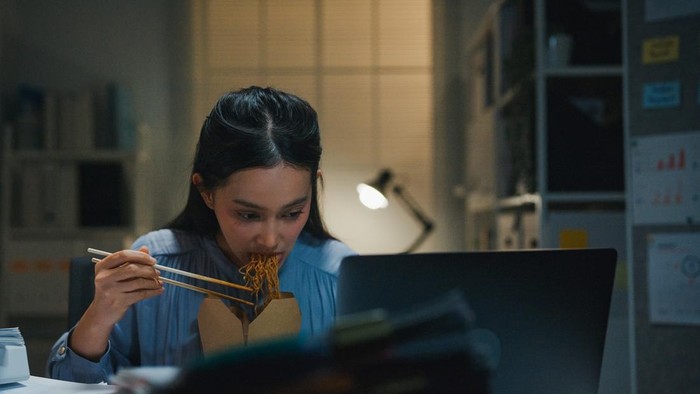 Waspada! Makan Berat Larut Malam Ternyata Ganggu Fungsi Ginjal
