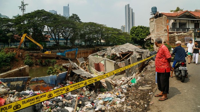 Tebing Ambrol di Petamburan, Rusak Bangunan dan Timbun Kendaraan