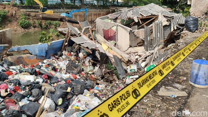 Pascarumah Ambruk di Pinggir Kali Benhil, Petugas Pasang Kayu Darurat