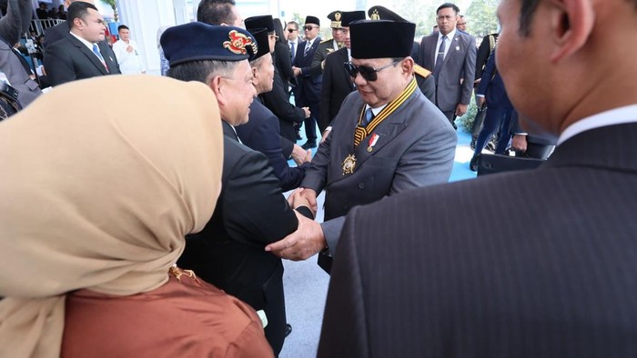 Presiden Prabowo Sapa Mendagri Tito Karnavian sebagai Mantan Kapolri di Upacara HUT Bhayangkara ke-80