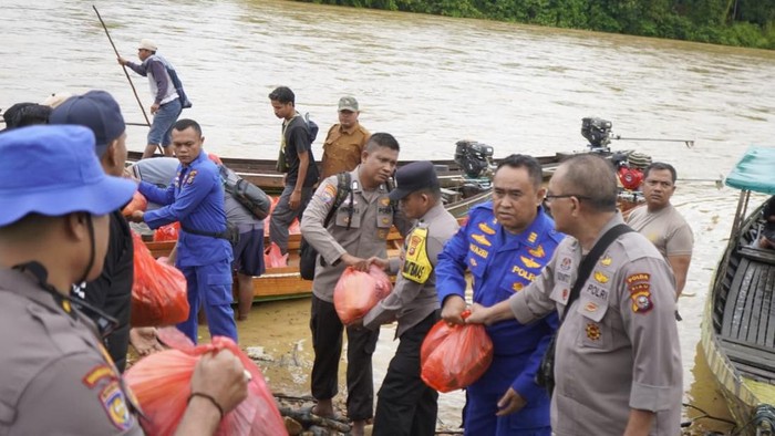 Misi Kemanusiaan, Ekspedisi JALUR Polda Riau Tembus Pelosok Kampar Bagikan Bansos