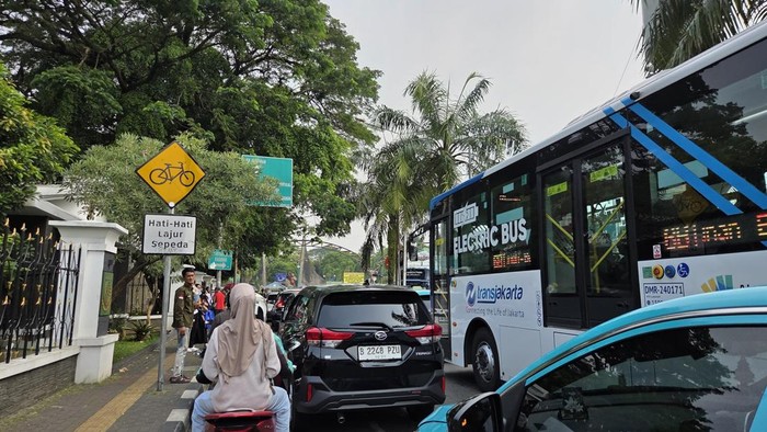Jalan ke TM Ragunan Sore Ini, Antrean Kendaraan Capai 1,5 Km