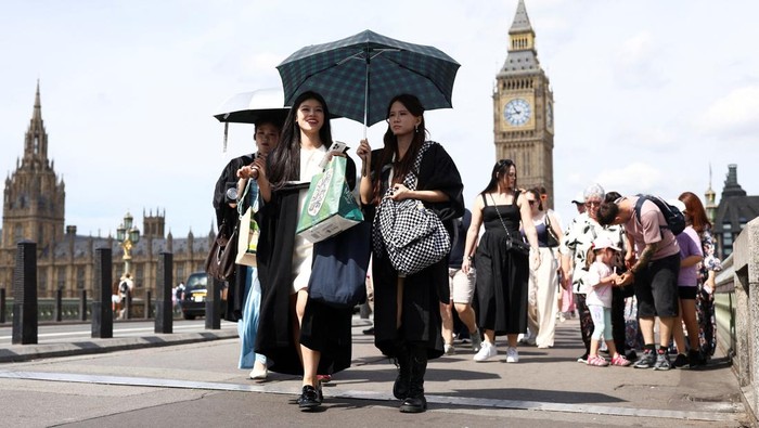London Terpanggang Gelombang Panas, Warga Tetap Beraktivitas di Bawah Terik Matahari