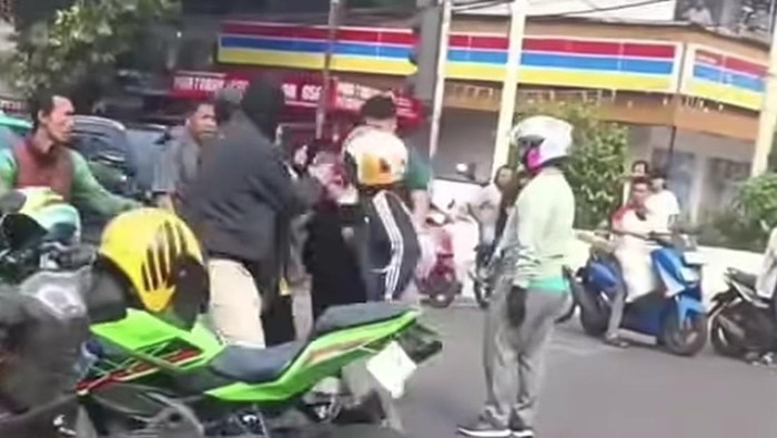 Senggolan di Jalan Picu Pemotor Bawa Anak Dipukul Pengemudi Ninja di Tebet