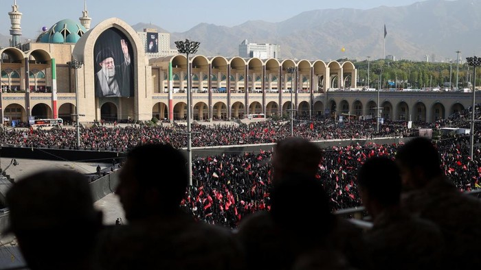 Tanpa Mojtaba, 3 Putra Ali Khamenei Hadiri Upacara Pemakaman di Teheran