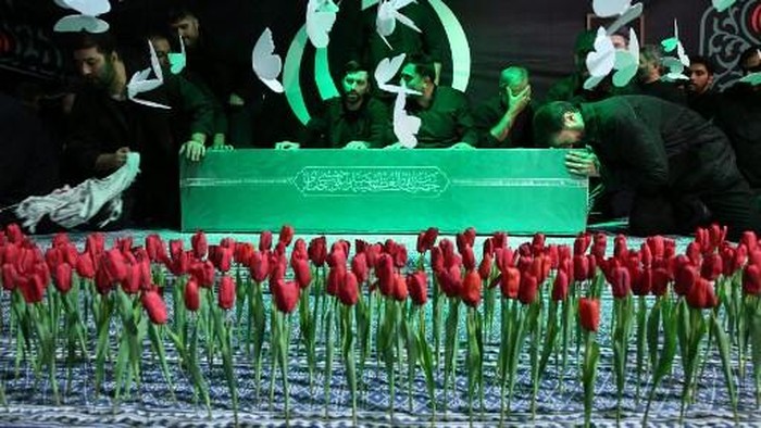 Peti Jenazah Ayatollah Ali Khamenei Dipamerkan Pertama Kali, Ratapan Pelayat Menggema di Teheran