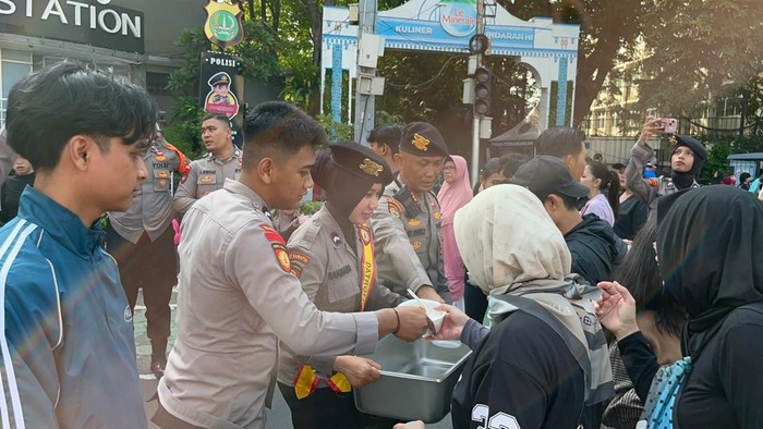 Hari Bhayangkara ke-80: Polda Metro Jaya Salurkan Makanan Gratis di Pusat Jakarta