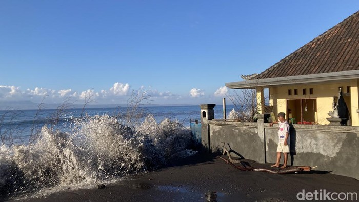 Ombak Besar Terjang Rumah di Pesisir Pantai Bali, Warga Ketakutan