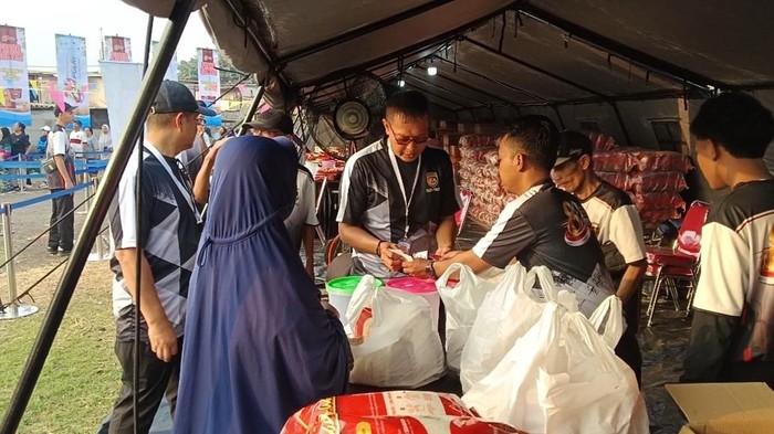 Polres Jakpus Gelar Pasar Murah Jelang Hari Bhayangkara, Warga Serbu Sembako