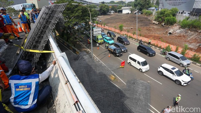 Ngerinya Pagar Besi Jatuh dari Layang Tomang Saat Truk Trailer Celaka