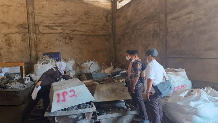 Jakarta, Apaberita.com – Kejaksaan Agung (Kejagung) menyita 104 ton timah milik Tamron alias Aon, beneficial owner CV Venus Inti Perkasa dan PT Menara Cipta Mulia. Tamron merupakan terpidana kasus korupsi tata kelola timah di wilayah Izin Usaha Pertambangan (IUP) PT Timah Tbk periode 2015–2022. Penyitaan ini menjadi salah satu eksekusi aset fisik terbesar yang dilakukan Kejagung dalam perkara tersebut.