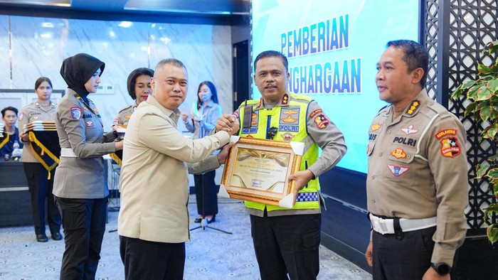 Korlantas Terima Penghargaan dari Menhub atas Kesuksesan Pengamanan Angkutan Lebaran 2026