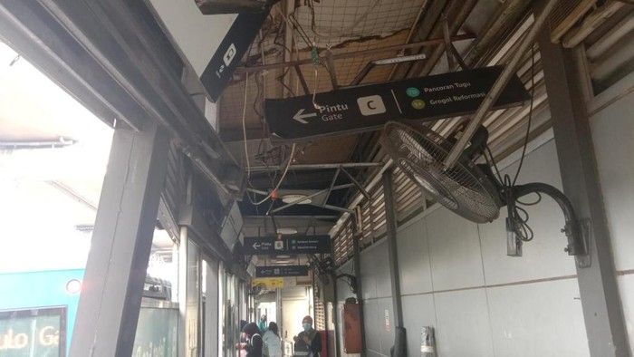 Polisi Cek CCTV Cari Truk yang Tabrak Halte Tebet Eco Park hingga Hancur