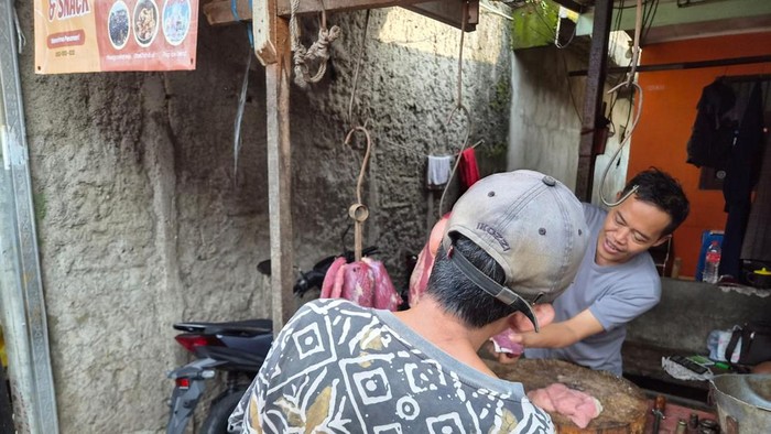 Kisah Pedagang Daging di Pasar Senggol Rawa Belong Bertahan Hadapi Zaman