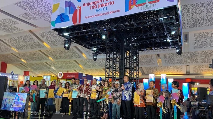 Bapenda DKI Apresiasi Wajib Pajak PKB Teladan dengan Hadiah Motor Listrik dan Emas