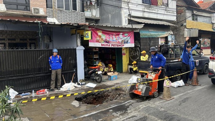 Jalan Assirot Jakbar Amblas, Lubang Menganga Ganggu Mobilitas Warga