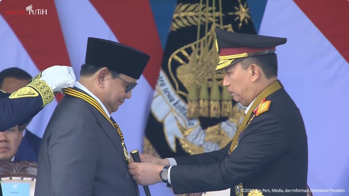 Kapolri Sematkan Medali Kehormatan Loka Praja Samrakshana kepada Presiden Prabowo