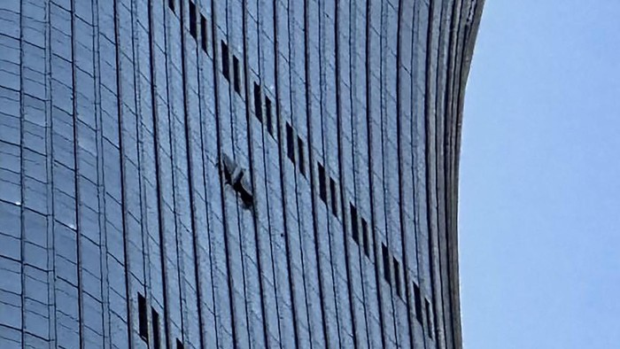 Pesawat Tabrak Gedung Tertinggi di Beijing, Kecelakaan atau Disengaja?