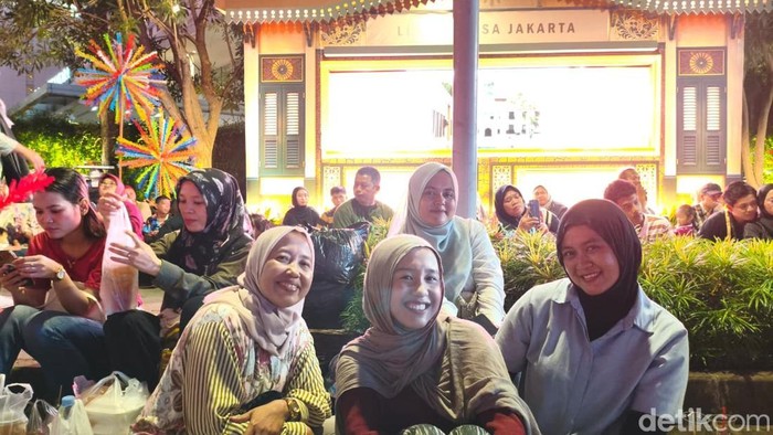 Warga Jaktim Rela Ngemper di Bundaran HI demi Saksikan Puncak HUT DKI ke-499