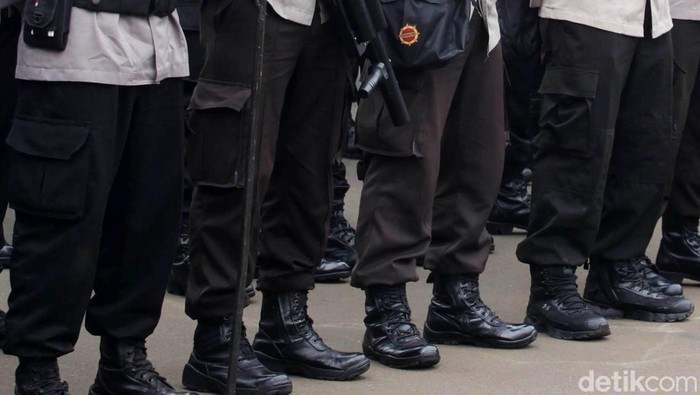 Perwira Polisi Alami Patah Kaki saat Amankan Demo di DPR Senin Lalu