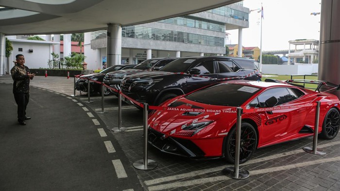 Kejaksaan Agung Sita Lamborghini Bos Tambang yang Disembunyikan di Gang Sempit