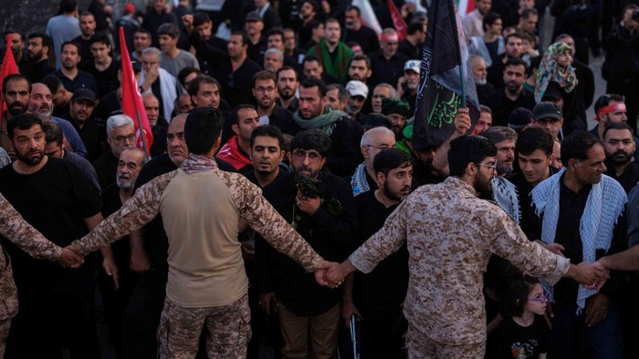 Warga Iran Tetap Ramai Hadiri Pemakaman Khamenei Saat Cuaca Super Panas