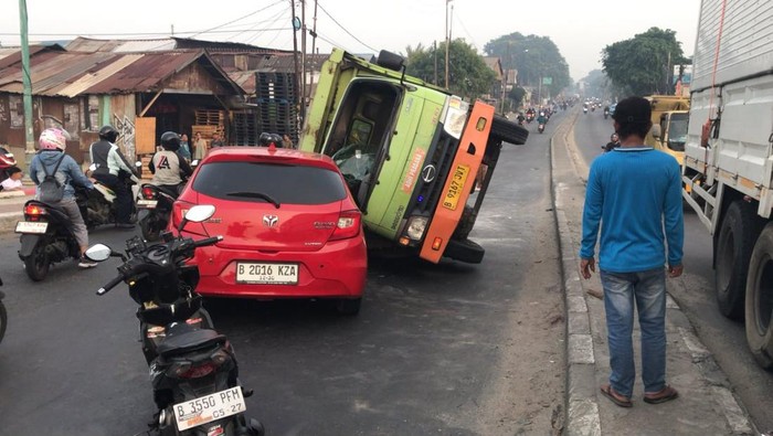 Tabrakan Hebat Libatkan Truk dan Mobil di Jembatan BKT Cakung, Arus Lalu Lintas Menuju Pulogadung Lumpuh Total