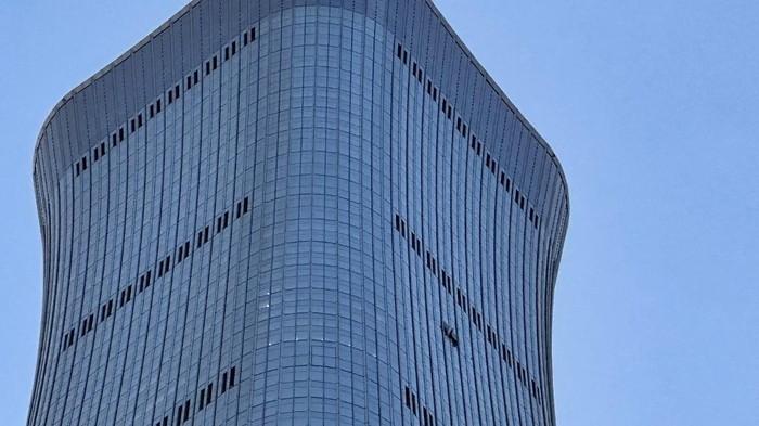 Pesawat Kecil Tabrak Gedung Tertinggi di Beijing: Pilot Tewas, 13 Orang Terluka