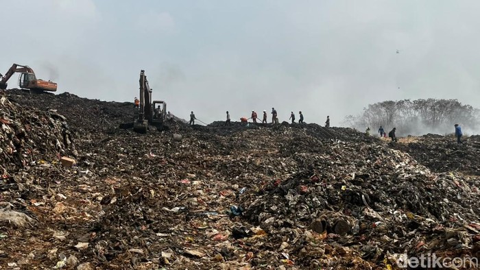 Kebakaran TPA Jatiwaringin Meluas di Hari Kelima, BPBD Masih Berjibaku Padamkan Api