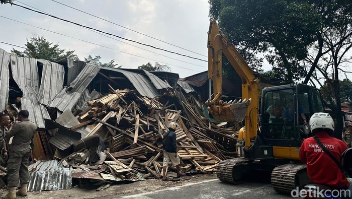 Penertiban Bangunan Liar di Jalan Juanda Depok Picu Kemacetan Panjang