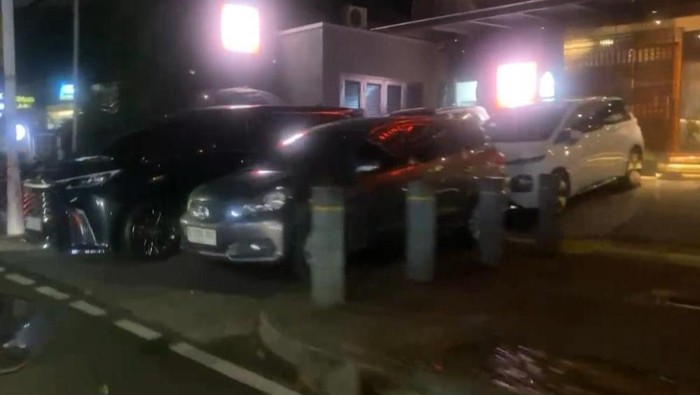 Dishub DKI Tindak 4 Mobil Parkir Liar di Senopati, Dua Diderek dan Dua Dicabut Pentil