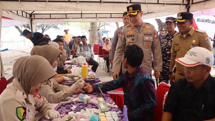 Sambut Hari Bhayangkara ke-80, Polres Kepulauan Seribu Gelar Bakti Sosial, Kesehatan, dan Religi di Pulau Untung Jawa