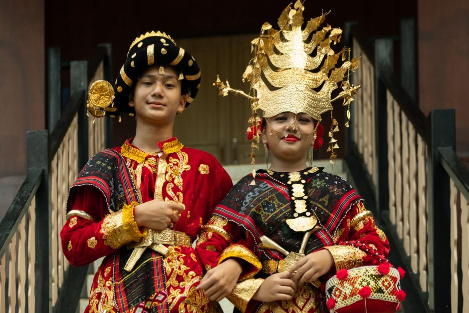 Begitu cangkir didekatkan ke hidung, aroma bumi dan tembakau basah menyergap. Lalu cairan hitam peka
