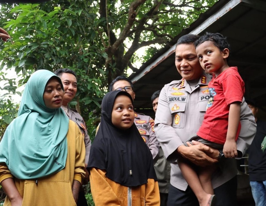 Bocah 12 Tahun Viral Ngamen Demi Biaya Sekolah, Kapolres Depok Datangi Langsung Rumahnya