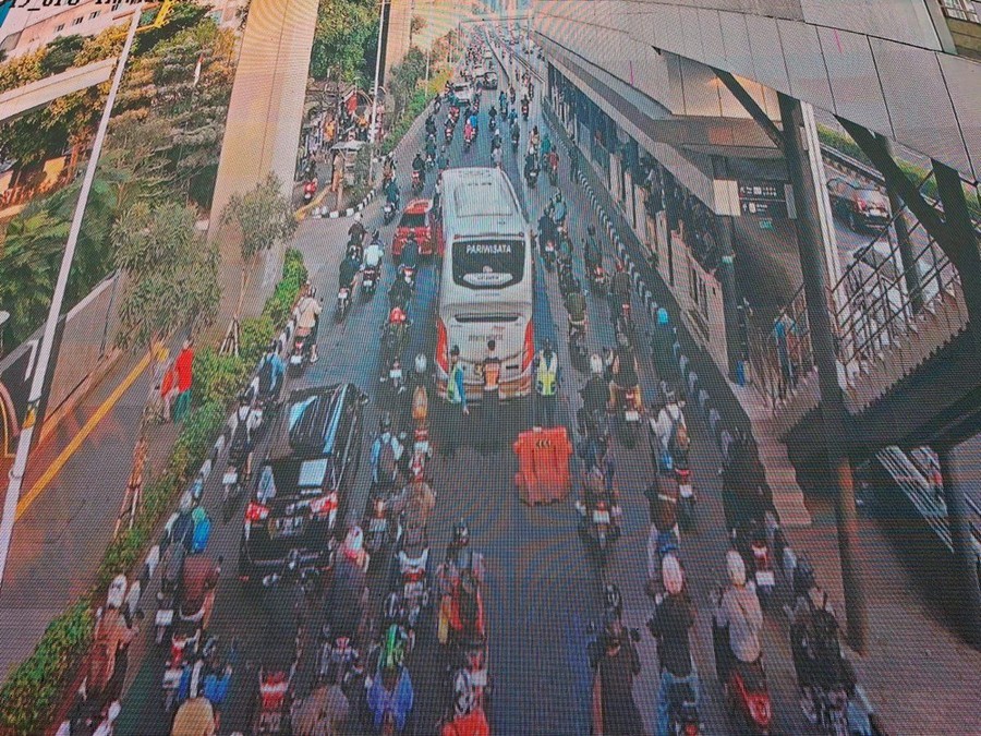 Bus Gangguan di Jalan Gatot Subroto Dievakuasi, Lalu Lintas Kembali Lancar