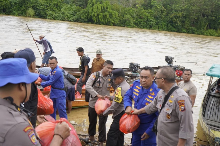 Misi Kemanusiaan Ekspedisi JALUR Polda Riau Tembus Pelosok Bagikan Bansos