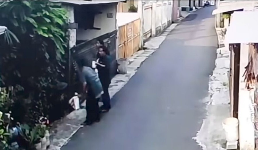 Trio Pengamen Bakar Pagar Rumah di Bekasi karena Kesal Tak Dikasih Uang