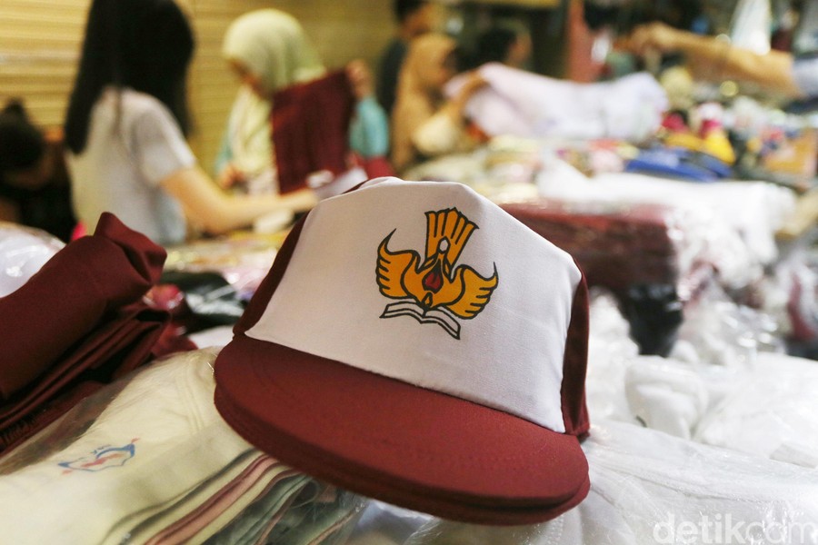 Jakarta  - Menjelang tahun ajaran baru, ribuan calon peserta didik dari berbagai jenjang pendidikan mulai mempersiapkan perlengkapan sekolah, termasuk seragam. Kementerian Pendidikan Dasar dan Menengah (Kemendikdasmen) melalui peraturan yang berlaku menetapkan aturan resmi mengenai seragam nasional bagi siswa SD, SMP, hingga SMA/SMK sederajat. Ketentuan ini wajib dipatuhi agar penggunaan seragam sesuai dengan standar yang berlaku.