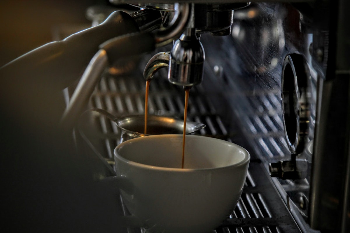 Mesin Espresso Komersial Terbaik untuk Bisnis Kafe: Panduan Memilih Jantung Bisnis Anda