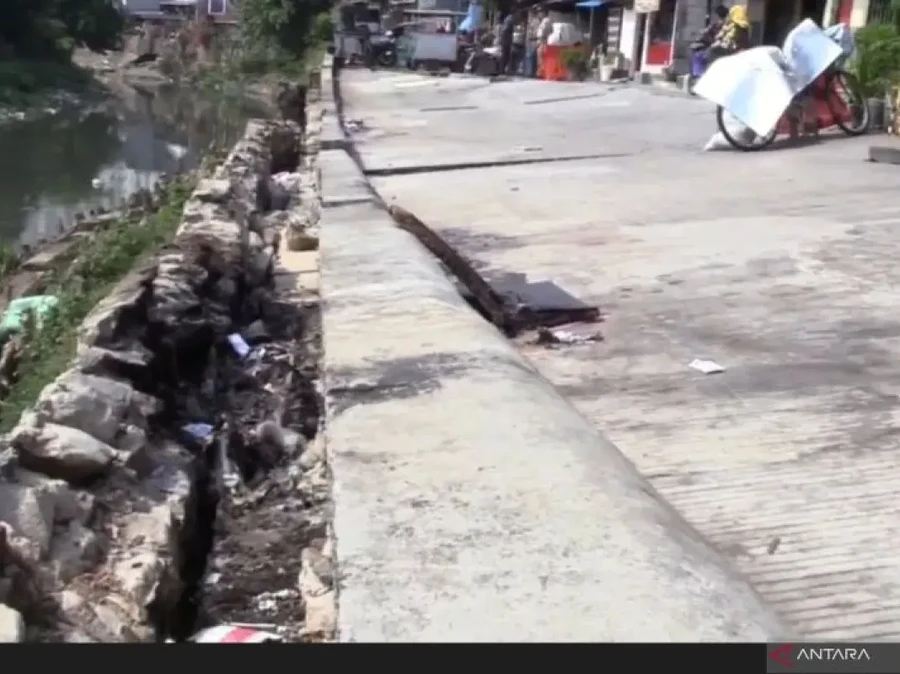 Jalan di Pulogadung Amblas 5 Bulan, Warga Waswas Kerusakan Makin Parah