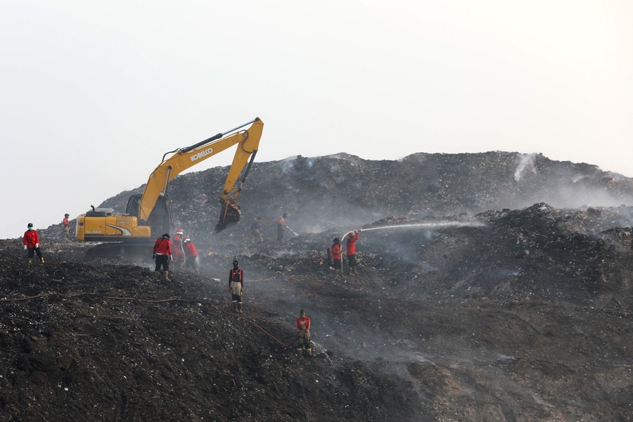 9 Pemadaman Kebakaran TPA Jatiwaringin, 49% Lahan Padam
