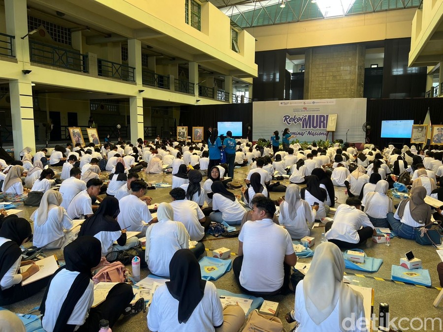 1.000 Peserta Semarakkan Pemecahan Rekor MURI Sketsa Soeharto di Universitas Trilogi